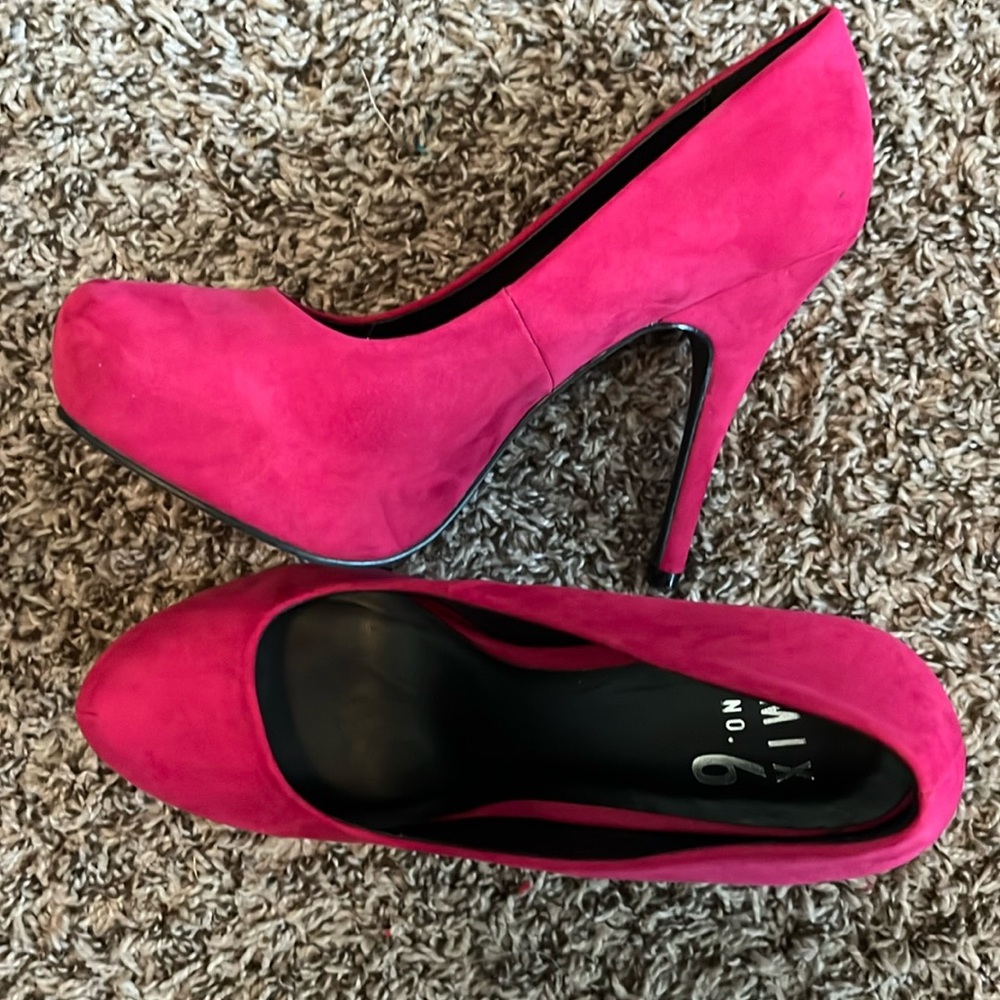 Mix No. 6 hot pink 4.5” pumps